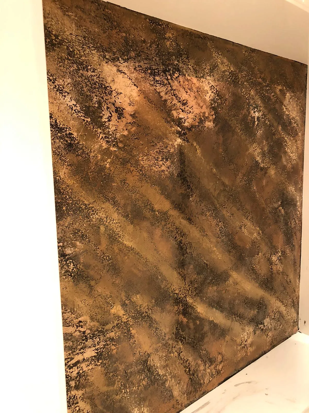 Decoratieve wandafwerking in goud- en bronstinten