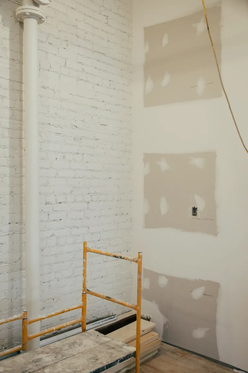 Een onafgewerkte plaatwand met behandelde naden. — illustratieve foto