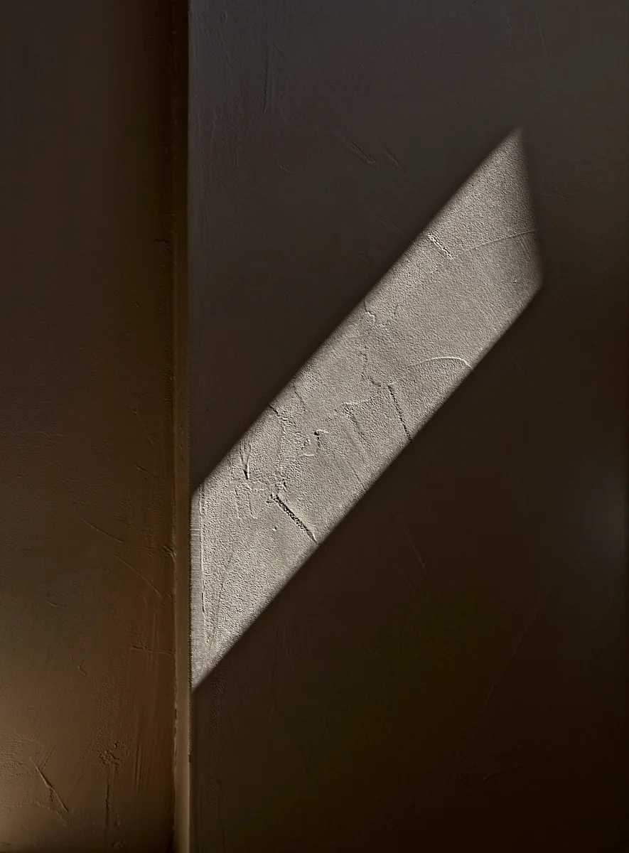 Een lichtstrook valt langs een lichte wand. — illustratieve foto