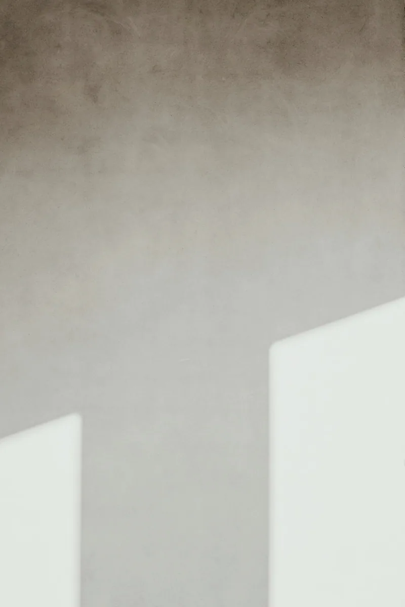 Licht en schaduw op een grijze wand. — illustratieve foto