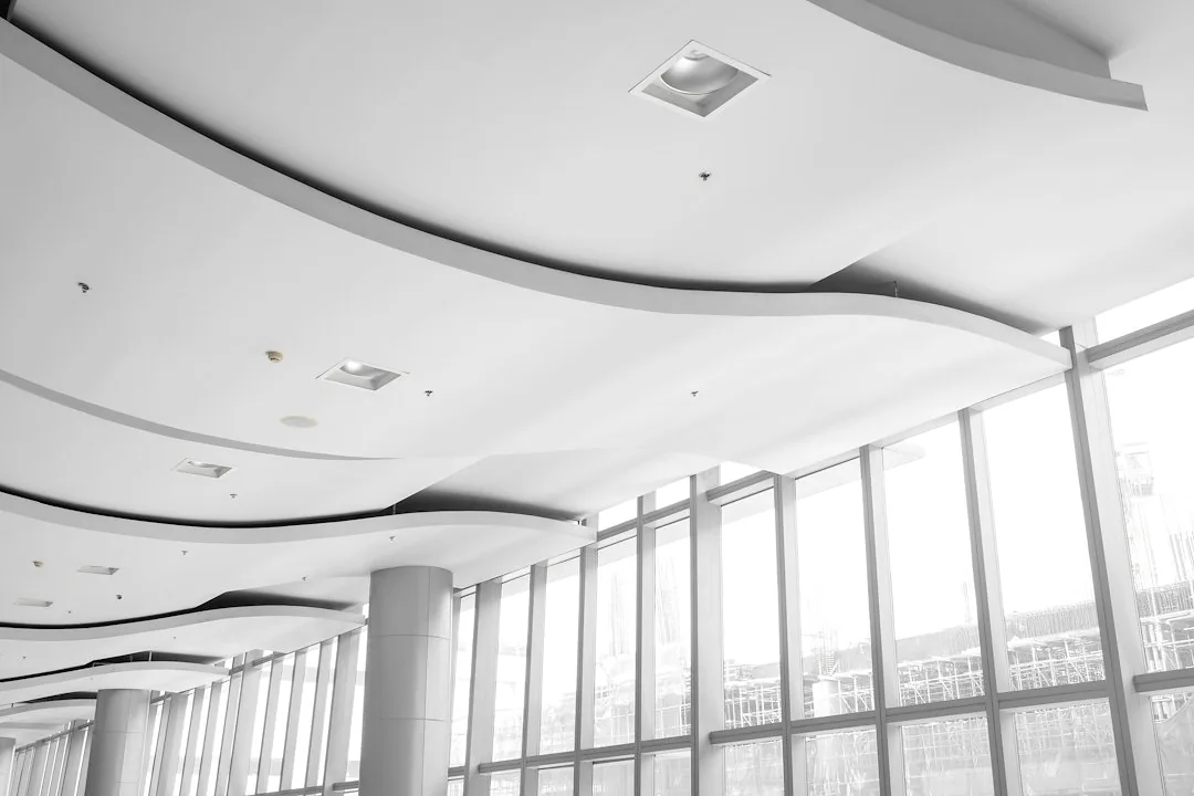 Een gebogen licht plafond in een groot interieur. — illustratieve foto