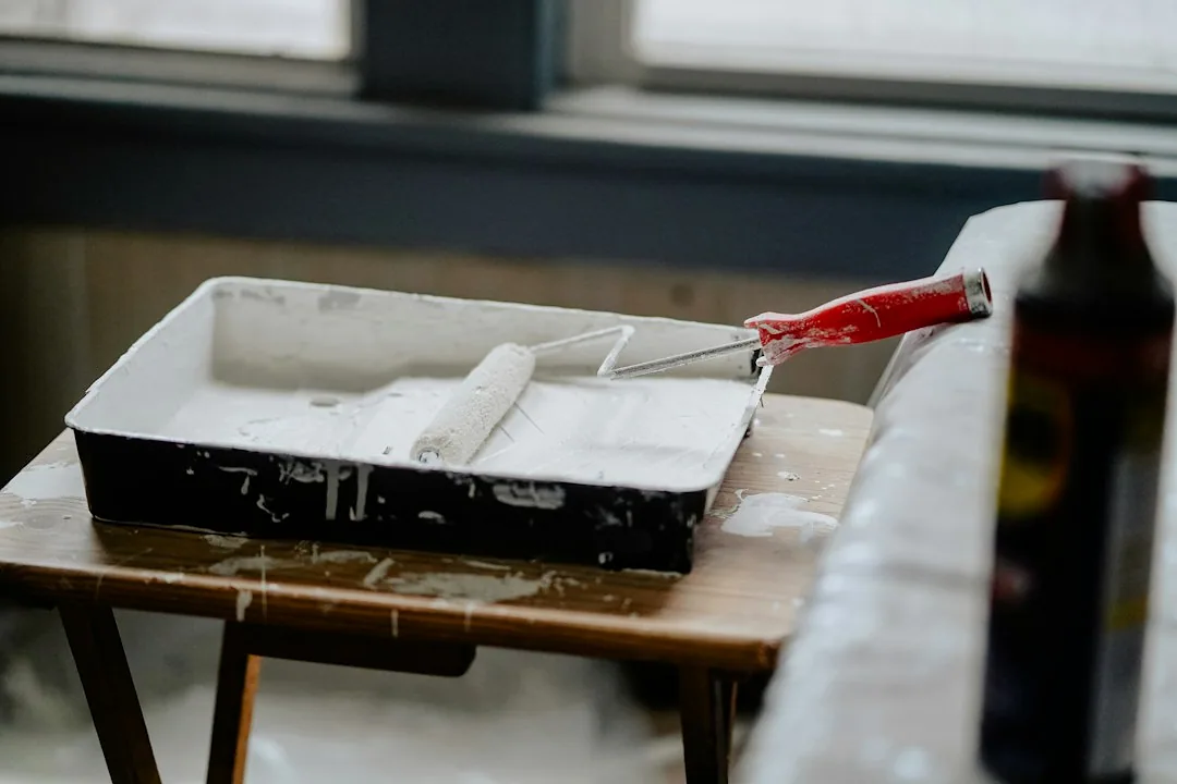 Roller en verfbak op een werktafel. — illustratieve foto