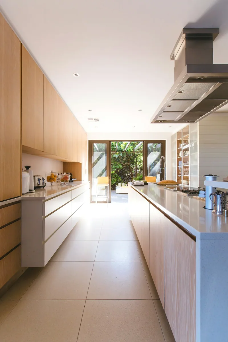 Een keuken met houten kasten en een licht plafond. — illustratieve foto