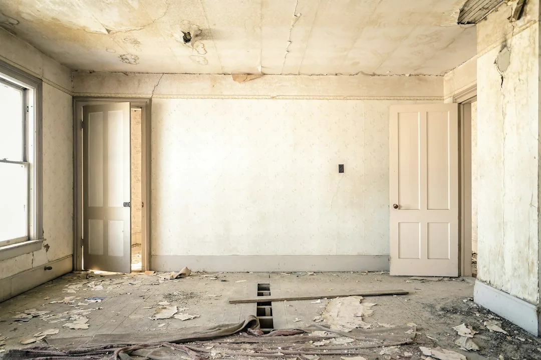 Een lege kamer met zichtbaar oude wandafwerking. — illustratieve foto