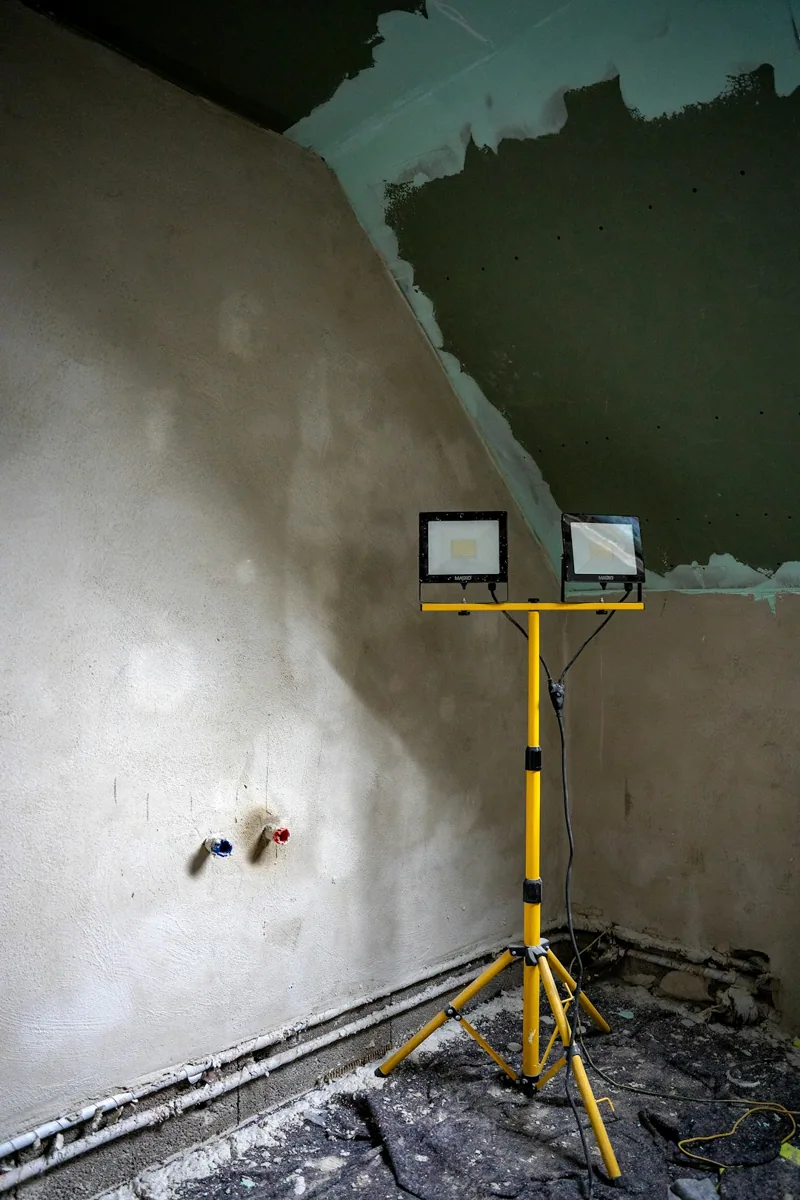 Een gedeeltelijk afgewerkte wand met groene en grijze vlakken. — illustratieve foto