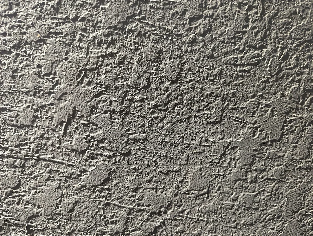 Sfeerbeeld: Een pleisterwand met zichtbare korrelstructuur