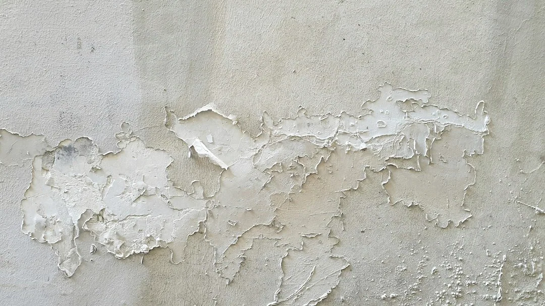 Een wanddetail met verschillende kleuren en lagen. — illustratieve foto