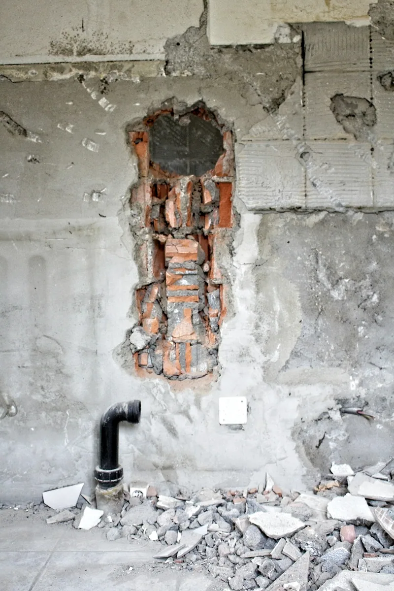 Sfeerbeeld: Een gemetselde wand met een aangebrachte sleuf