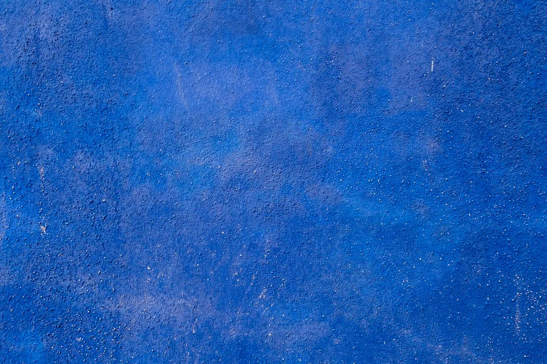 Een blauwe wand met een verweerde textuur. — illustratieve foto