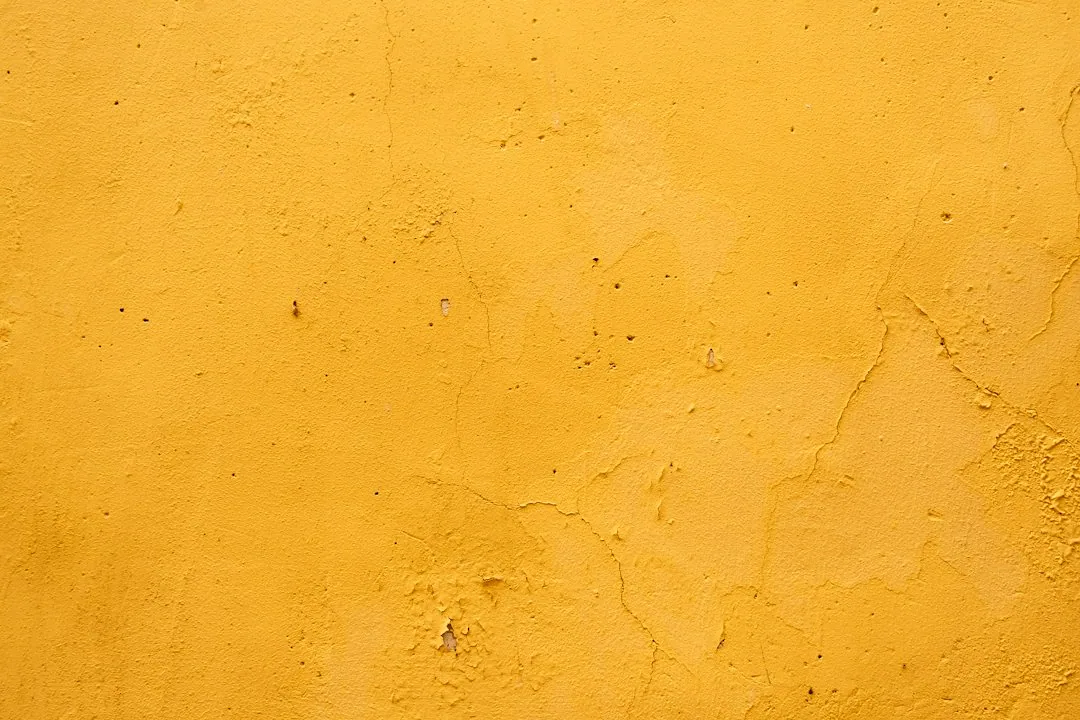 Een verweerde gekleurde wand als voorbeeld van bestaande afwerking. — illustratieve foto