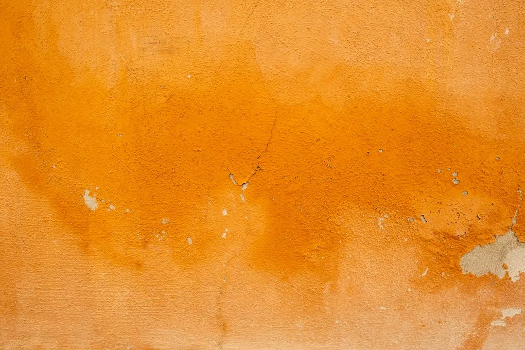 Een wand met onregelmatige kleurlagen en structuur. — illustratieve foto