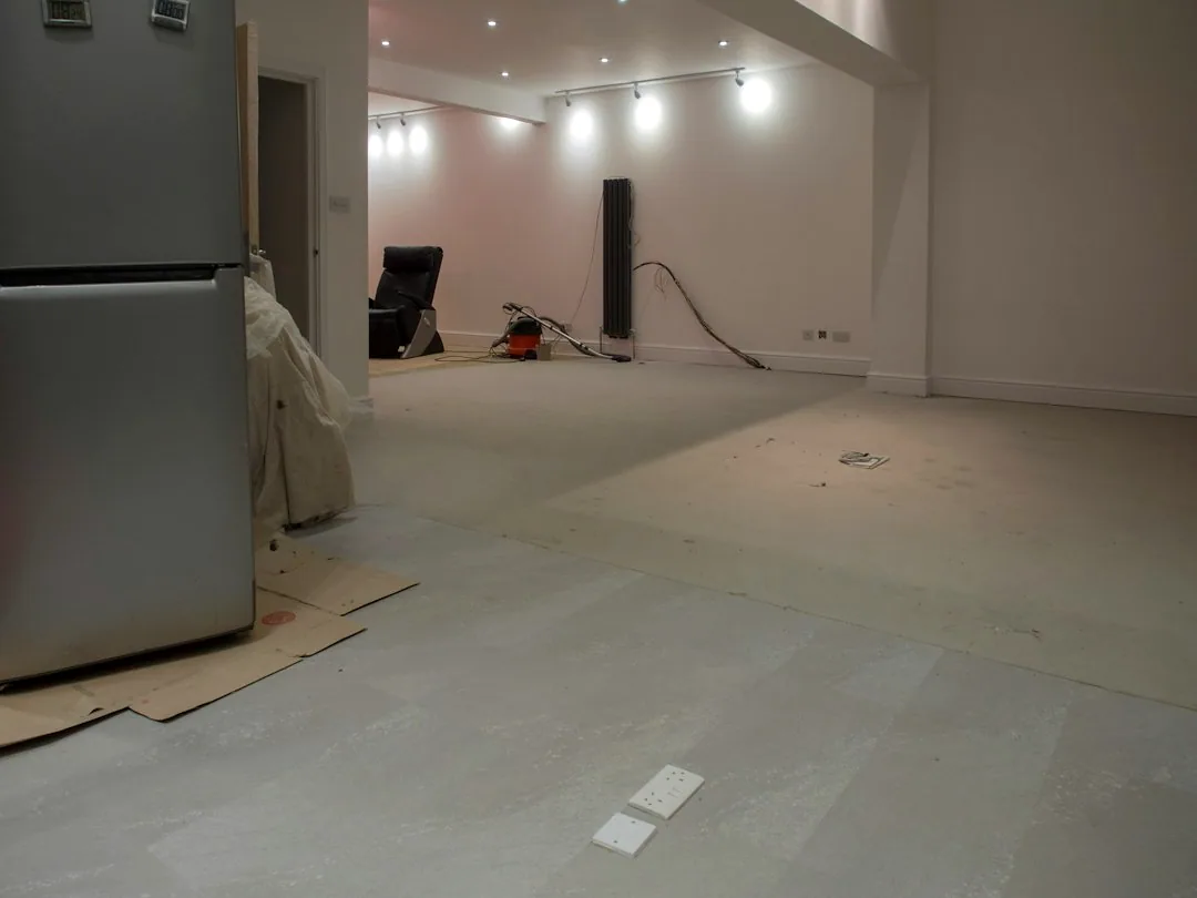 Licht interieur met rustige wandafwerking — sfeerbeeld