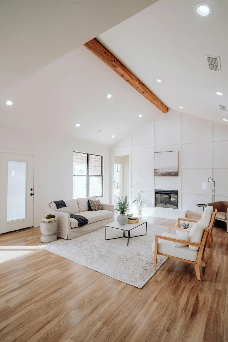 Een afgewerkt interieur met een lichte wand als achtergrond. — illustratieve foto