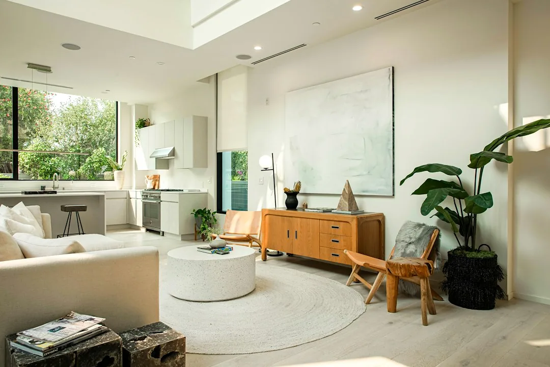 Een licht wooninterieur met zicht op wand en plafond. — illustratieve foto