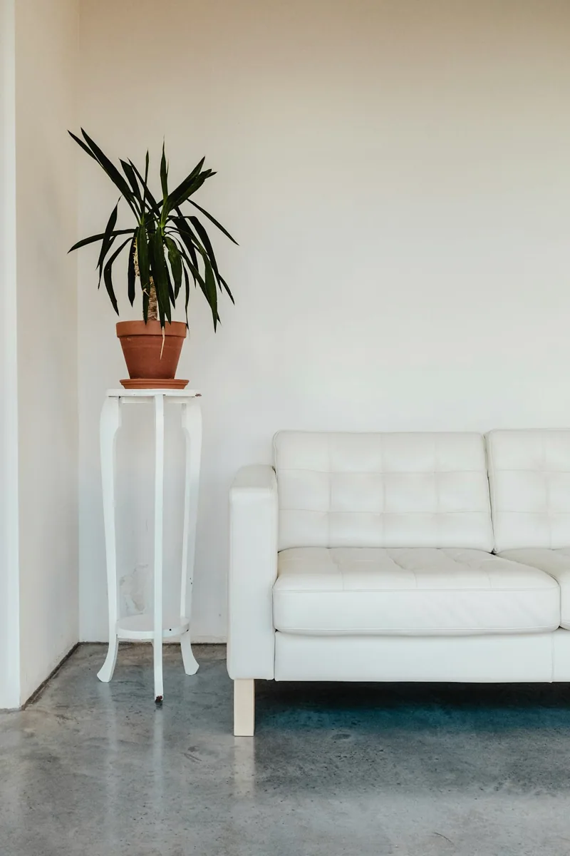 Een woonkamer met lichte oppervlakken en meubels. — illustratieve foto