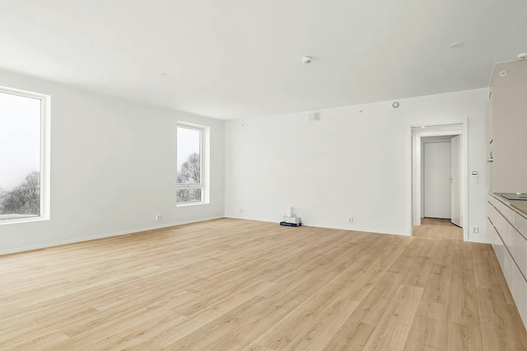 Interior inspiration: An empty room with white walls and wooden floors