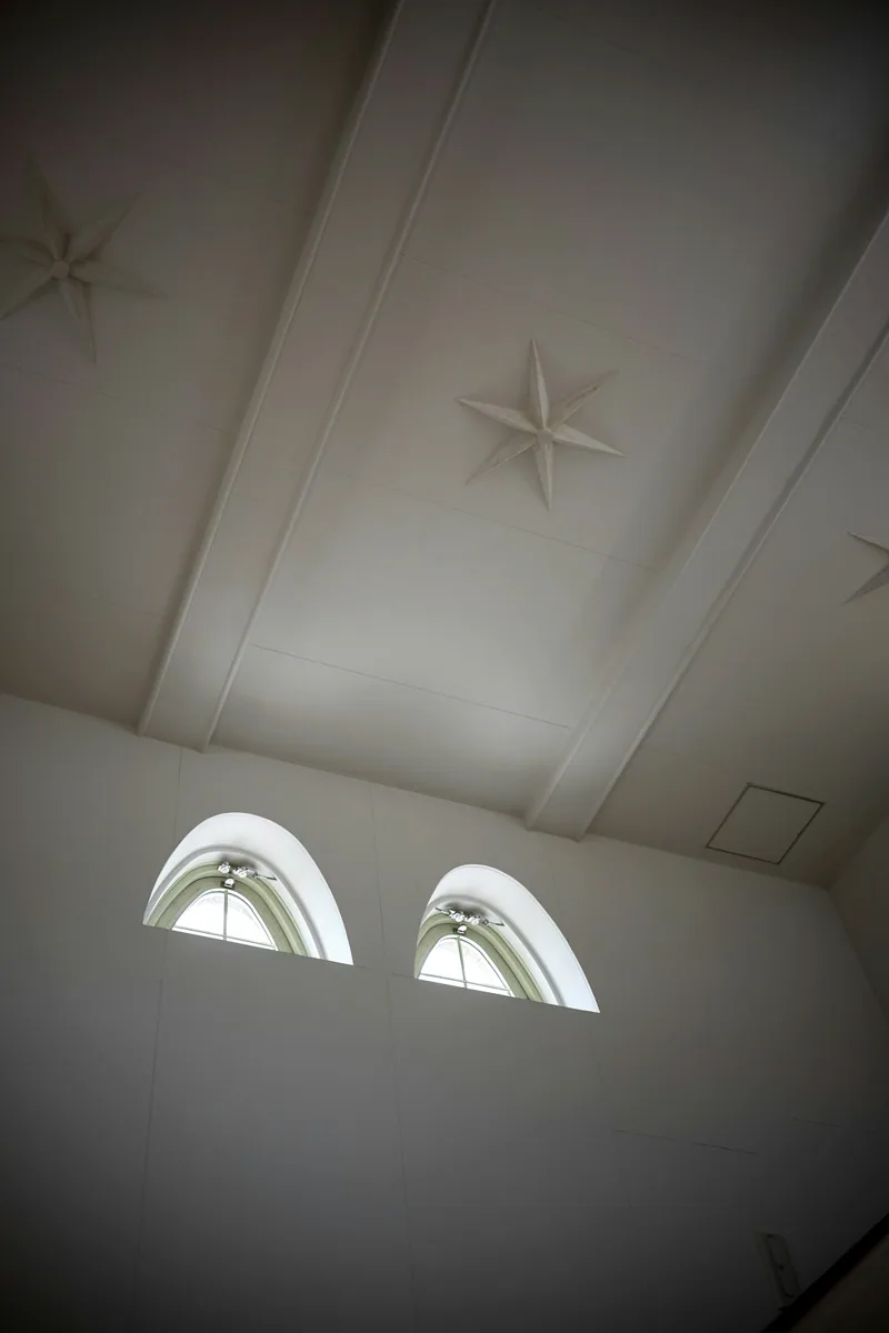 Sfeerbeeld: Een licht plafond bij hoge ramen