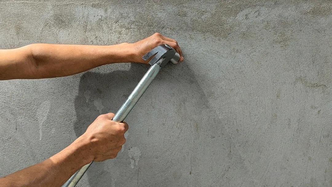 Handgereedschap bij een grijze wand. — illustratieve foto