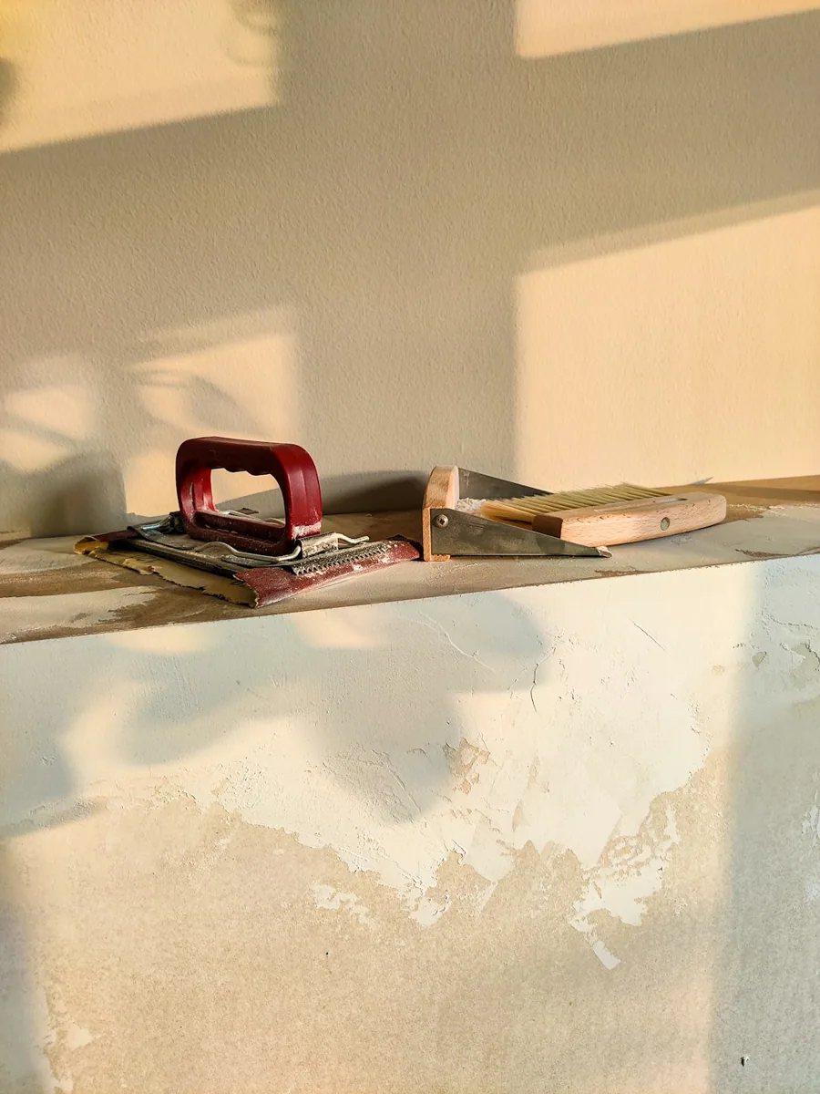 Handgereedschap ligt klaar bij een raam. — illustratieve foto