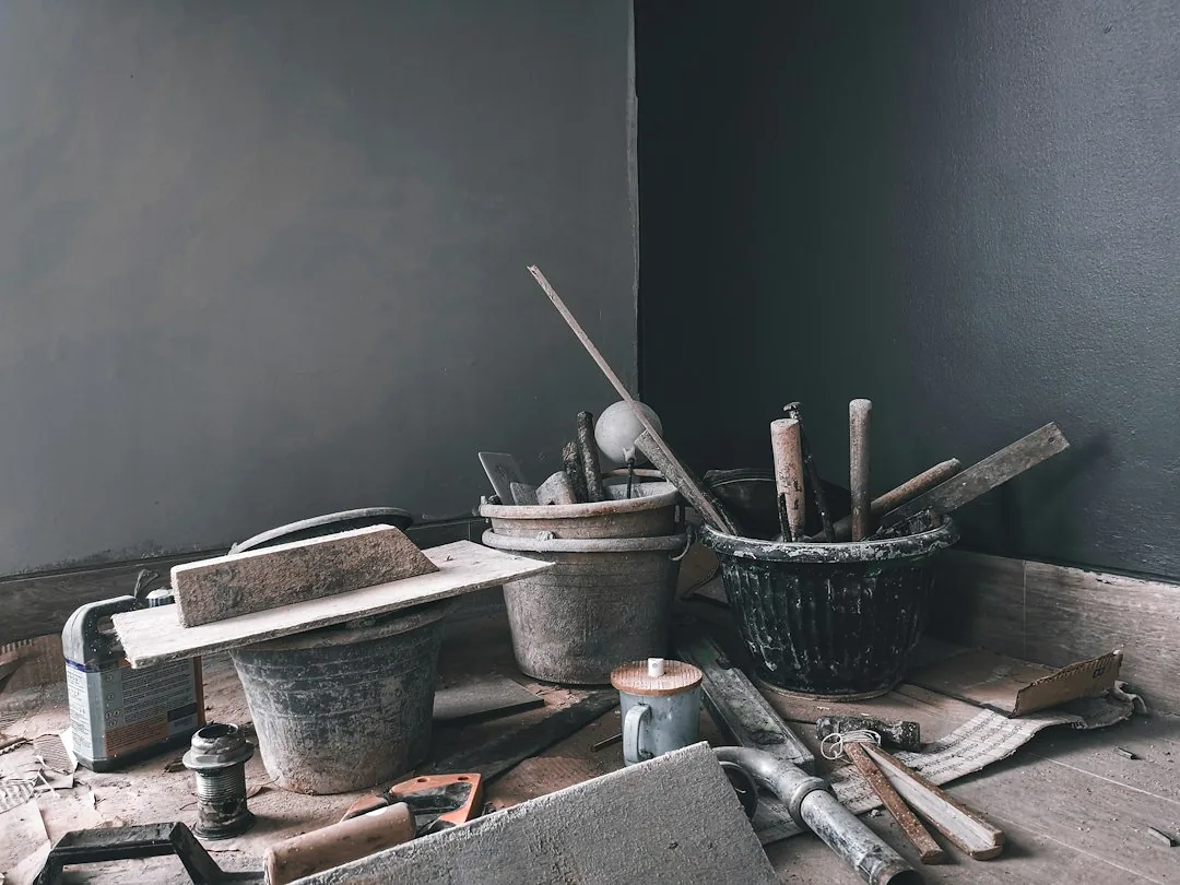 Emmers en handgereedschap voor werkzaamheden aan de wand. — illustratieve foto