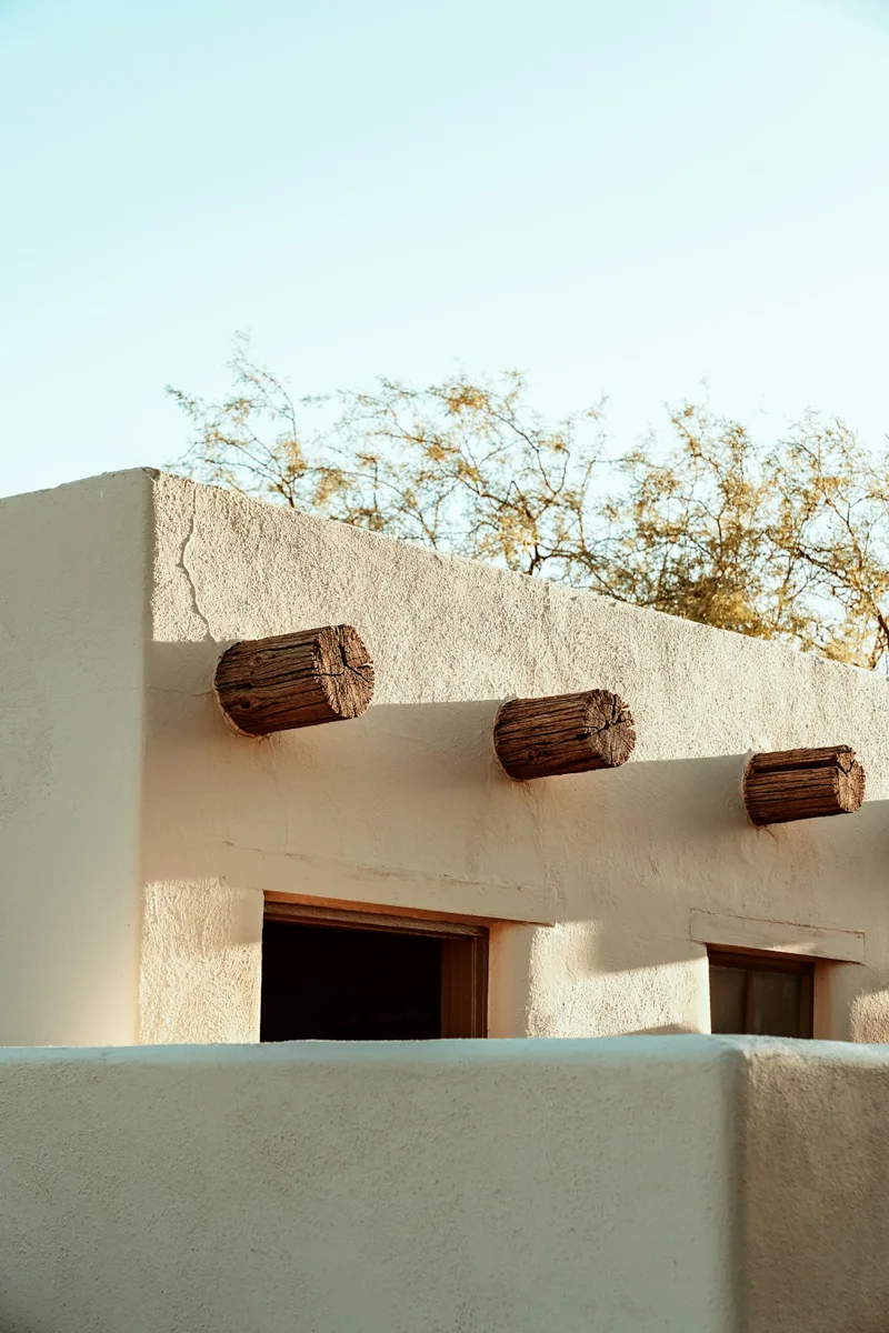 Een gebouw met warme aardekleurige wandafwerking. — illustratieve foto