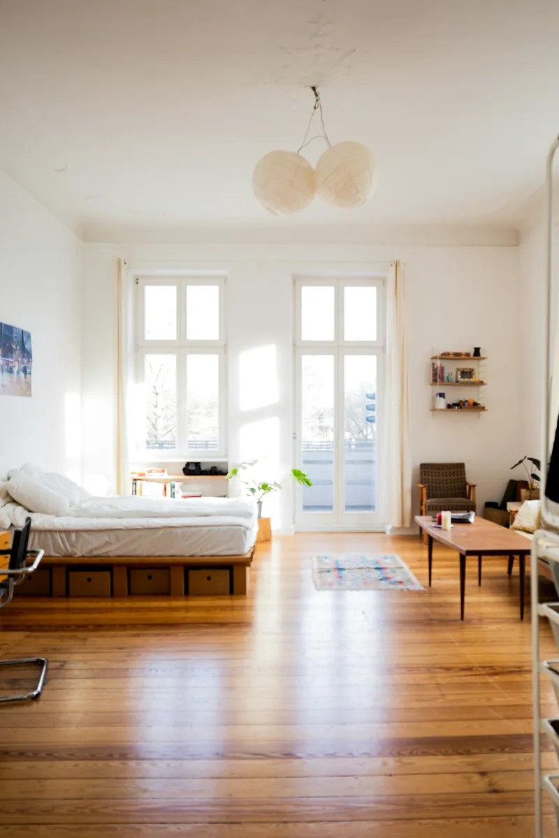 Een bestaande woning met hoge wanden en lichte details. — illustratieve foto