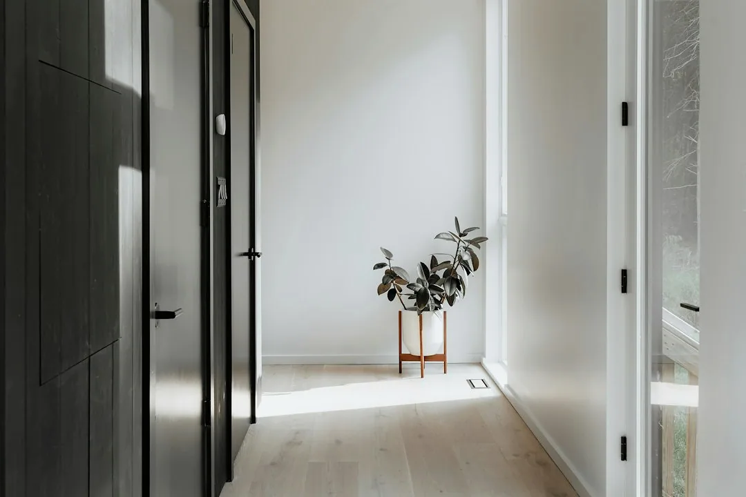 Interior inspiration: A light entrance with quiet walls