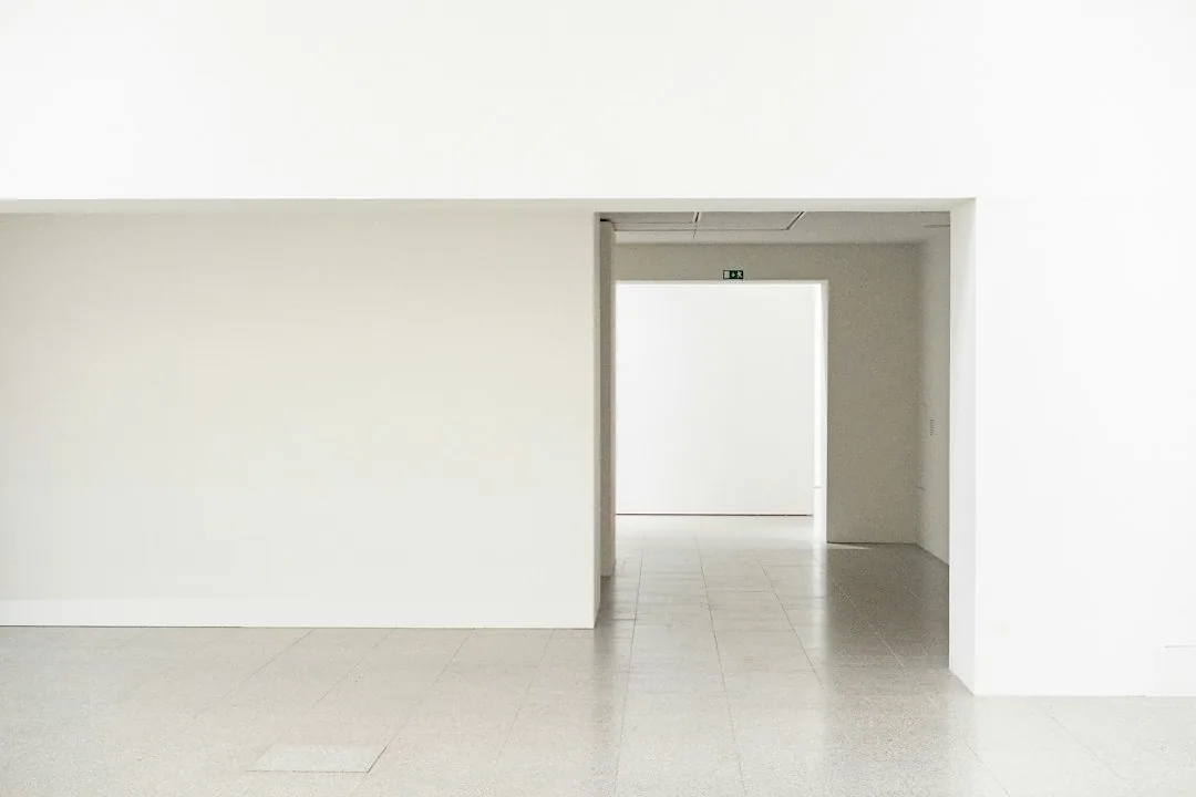Een afgewerkte ruimte met rustig daglicht. — illustratieve foto
