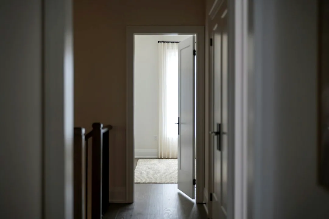Een doorkijk door deuren naar een lichte kamer. — illustratieve foto