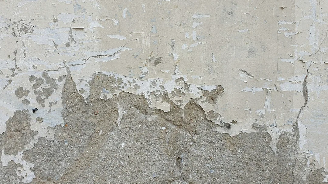 Detail van loslatende oude verf op een wand. — illustratieve foto