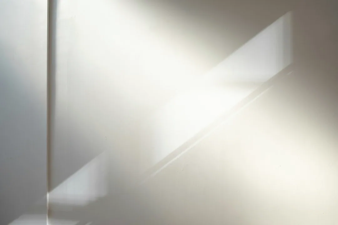 Sfeerbeeld: Een diagonale lichtbaan over een wand