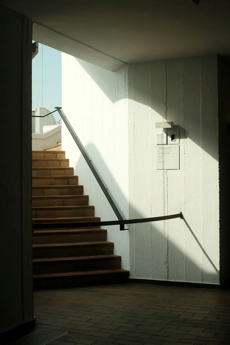 Een trapgat met daglicht op de wand. — illustratieve foto
