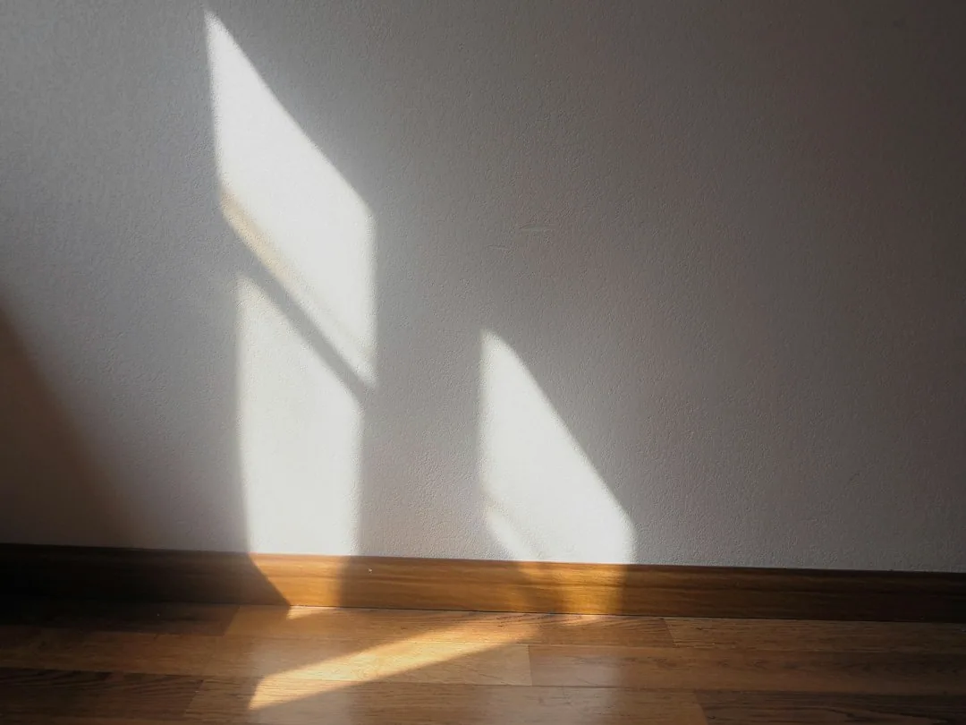 Sfeerbeeld: Zonlicht tekent zich af op een lege wand