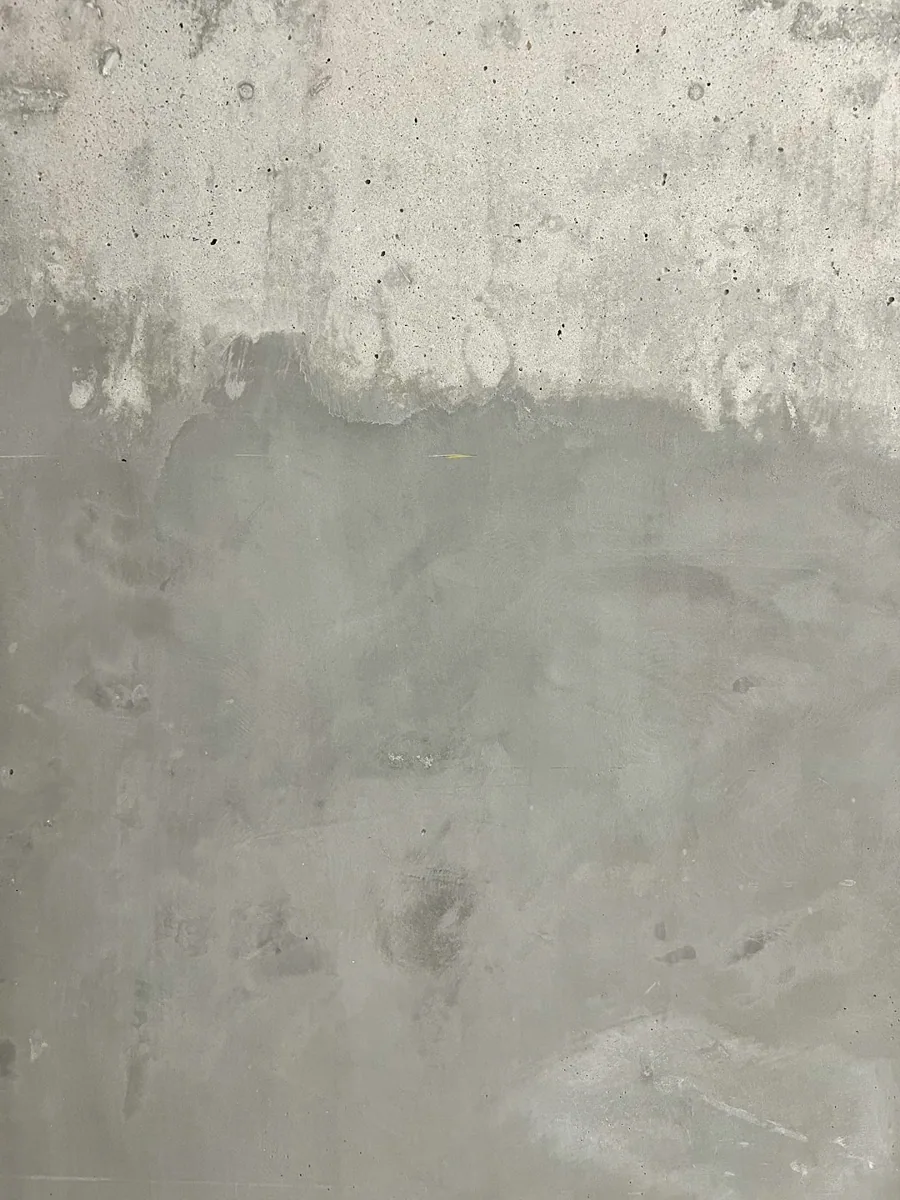 Een grijze minerale ondergrond met zichtbare structuur. — illustratieve foto