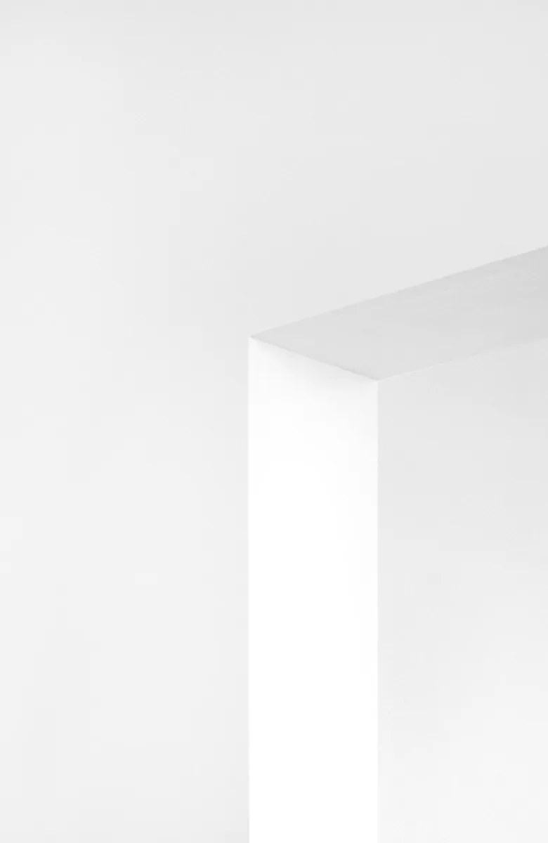 Een strakke rechthoekige opening in een witte wand. — illustratieve foto