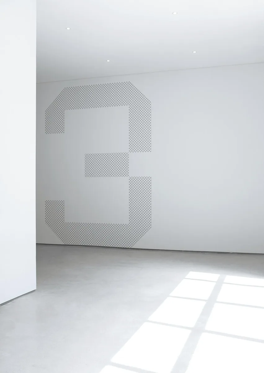 Een lichte ruimte met een groot cijfer op de wand. — illustratieve foto