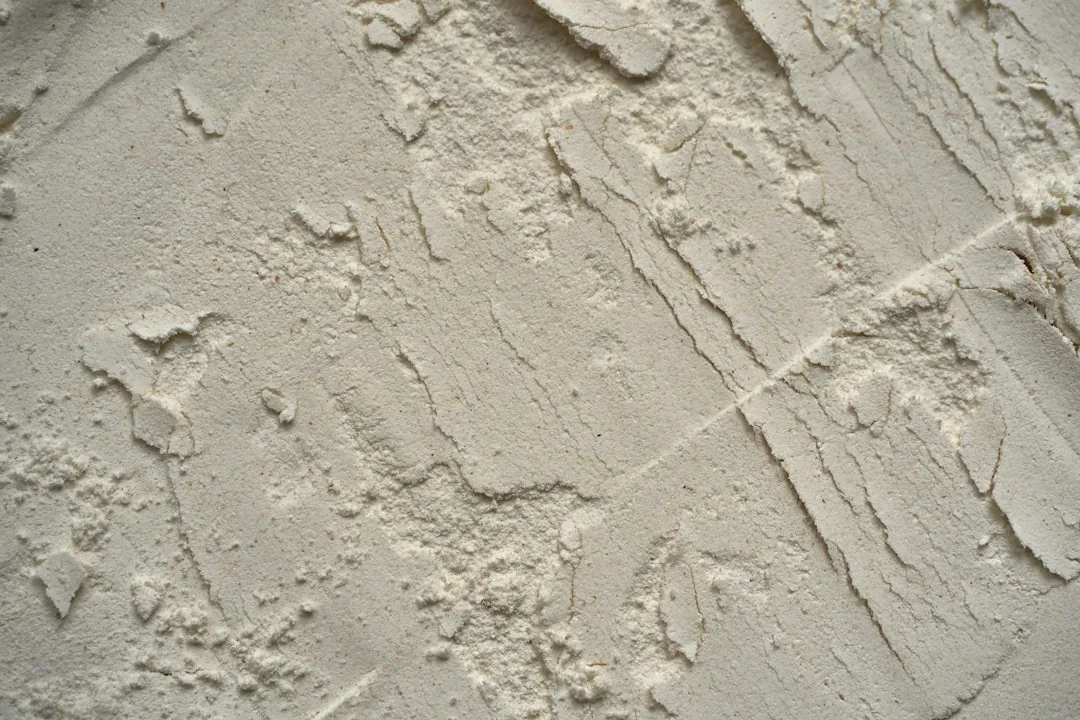 Een ruwe pleisterstructuur met verschillende gereedschapssporen. — illustratieve foto