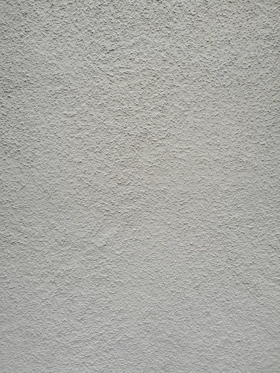 Sfeerbeeld: Een witte wand met gelijkmatige korrelstructuur