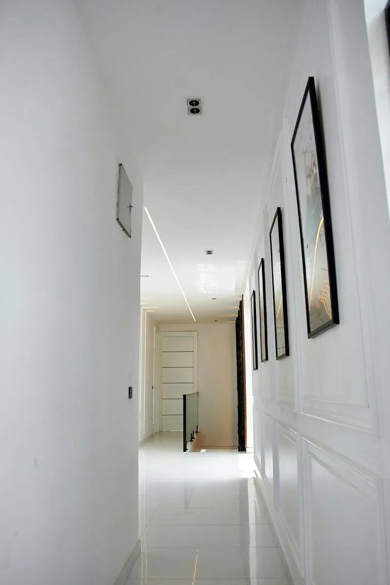 Een lange lichte hal met wanddecoratie. — illustratieve foto