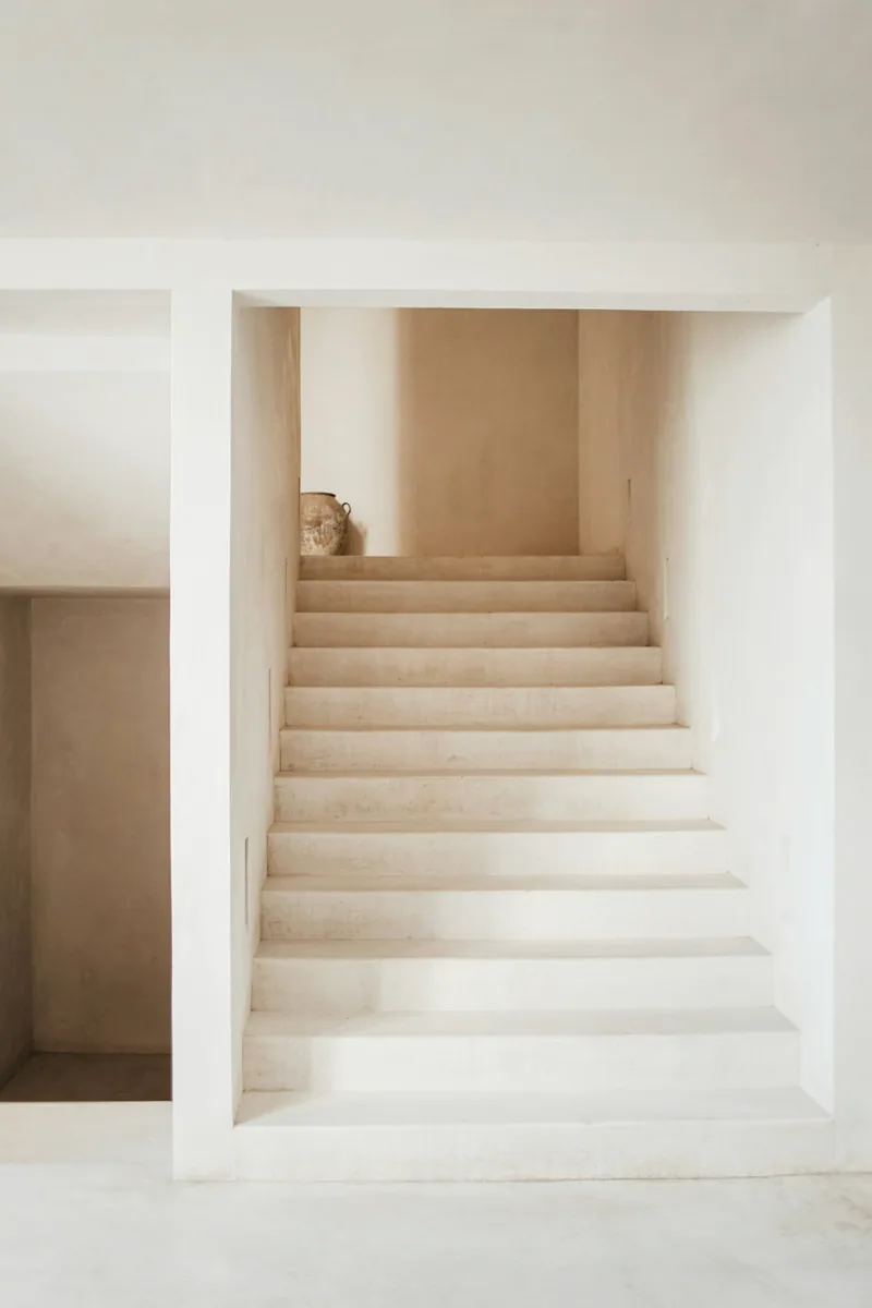 Een lichte trap met rustige wandvlakken. — illustratieve foto