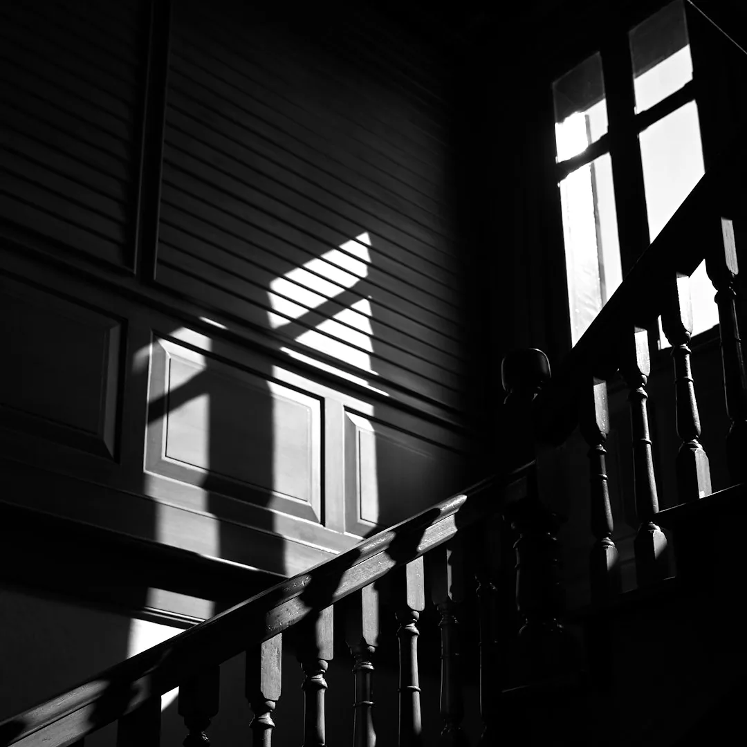 Zwart-witfoto van licht op een trap en wand. — illustratieve foto