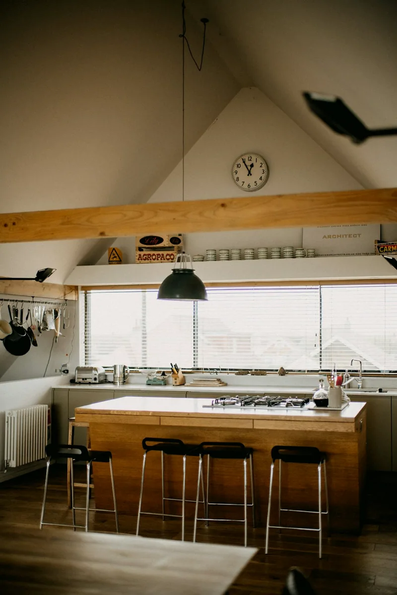 Een keuken met hoge lichte wanden. — illustratieve foto