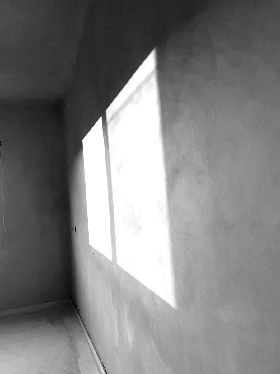 Een lege onafgewerkte ruimte met licht door het raam. — illustratieve foto