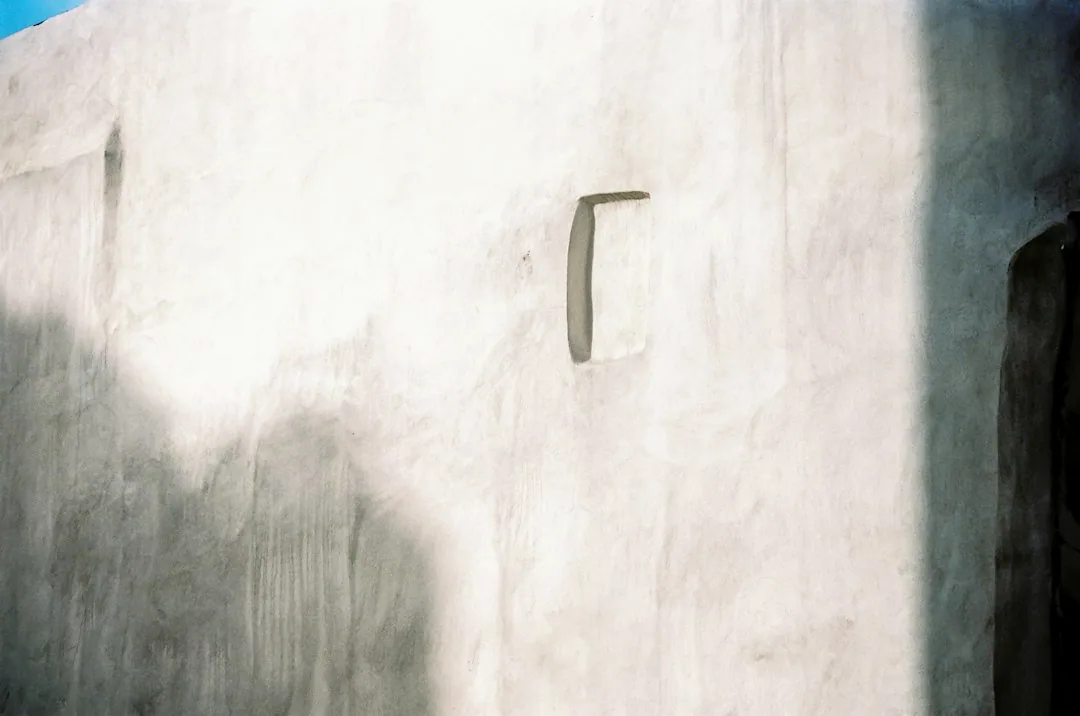 Zonlicht op een warme wand met kleine uitsparingen. — illustratieve foto