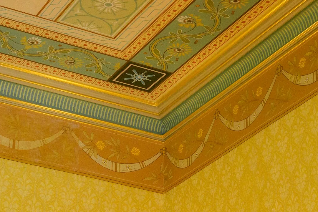 Een klassiek beschilderd plafond met decoratieve randen. — illustratieve foto
