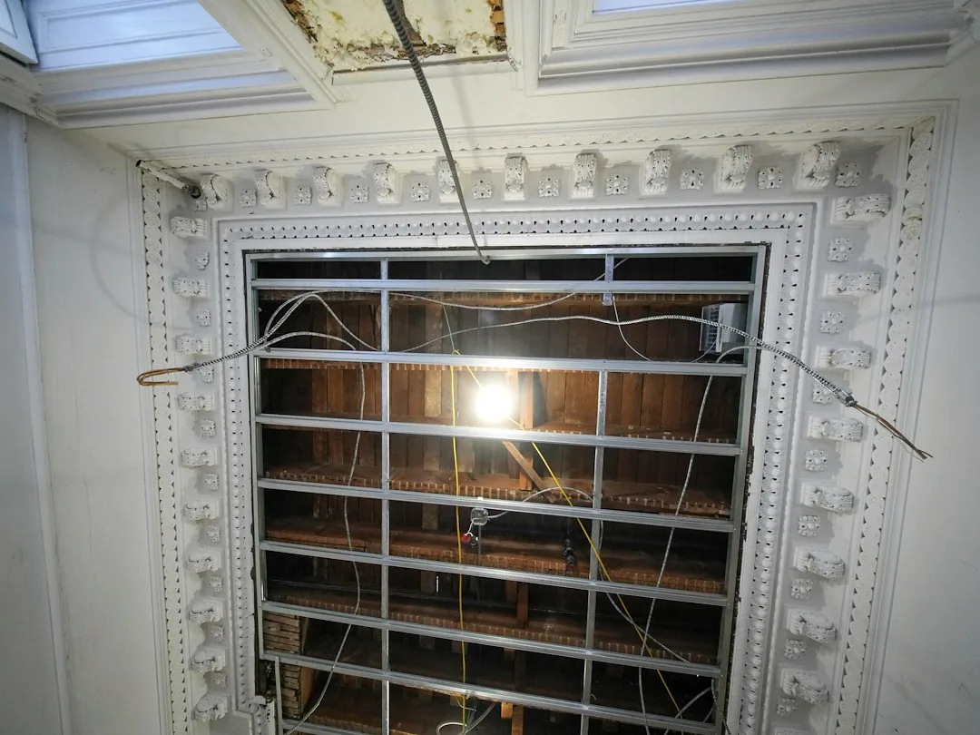 Een plafondopening met zichtbare constructie en sierwerk rondom. — illustratieve foto