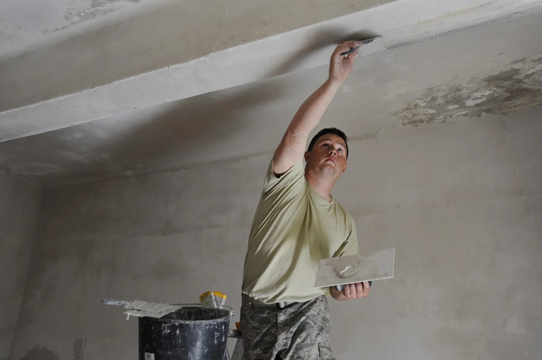 Pleisterwerk op een plafond